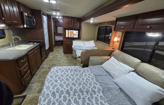 2014 Thor Motor Coach Miramar 32 1
