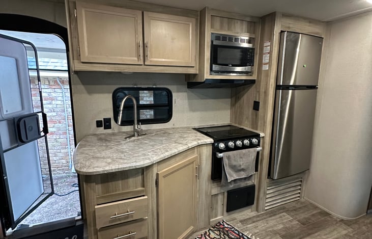 Kitchen with microwave, oven, 3 burners and decent sized fridge/freezer