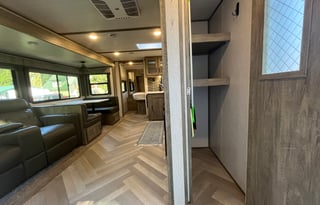 Big & Comfy - Large bathroom, full kitchen + Pets!