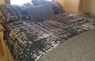 2005 Tiffin 33' with 2 slides and very low miles