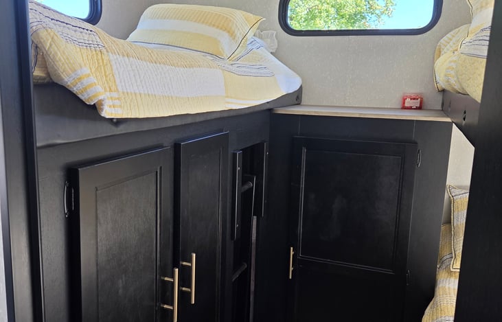 buck house 3 single bunks , 2 closet TV