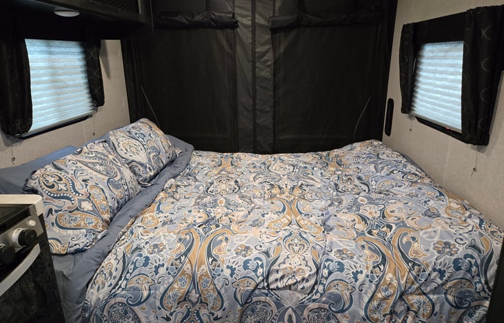 Queen + bed in dining area one way to set up