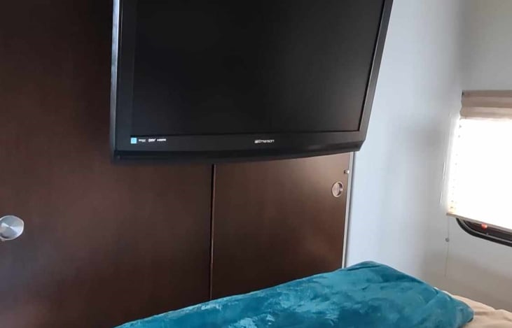 Regular TV in queen bdrm