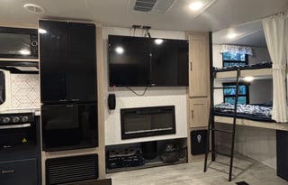 Komodo Kampers RV Rental-Avenger