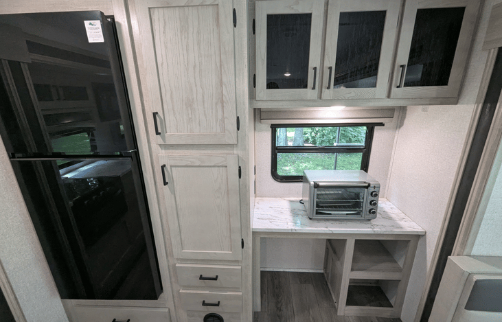 Bright, spacious and luxurious interior. Well-equipped kitchen with island and large refrigerator. Telescoping TV with fireplace. Ample storage. Cozy recliners. Large windows for natural light.