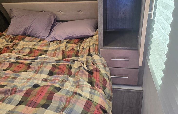 Queen bed bedroom
