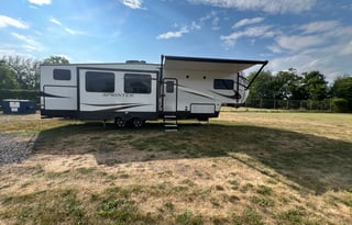 **Campy the SUPER COOL pet friendly 5th Wheel**