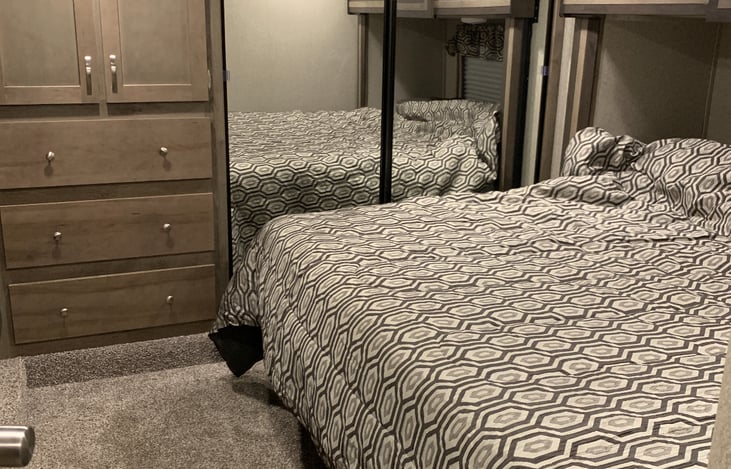 Kind bedroom and dresser