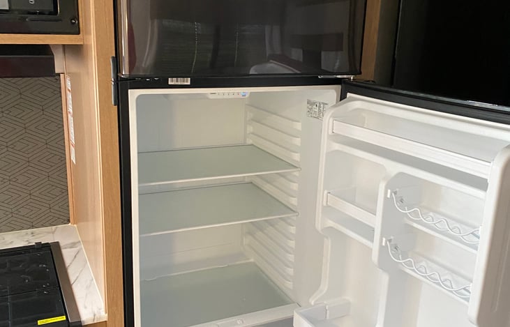 LARGE REFRIGERATOR/FREEZER