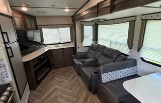 2021 Dutchmen 2503REF – Modern and Comfortable