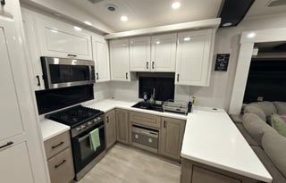 Pet Friendly 2026 Jayco Pinnacle *Delivery Only*