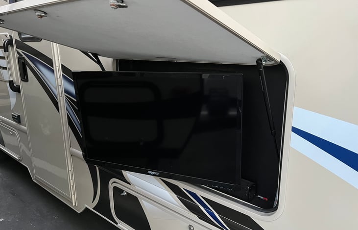 Exterior TV and Soundbar - Perfect to watch the game!