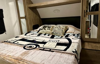 8 Person Beautiful 2023 Heartland Pioneer