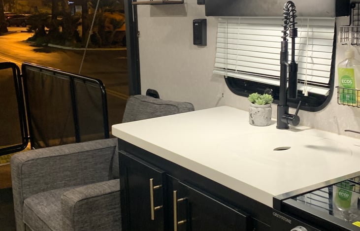 Fully equipped kitchen with all your pots and pans. Dinnerware for 4+ people, coffee cups, wine cups, water cups, small dinner plates, large dinner plates, bowls, tupperware, french press, cutlery etc