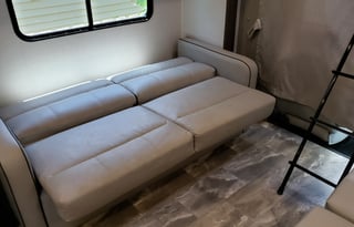 32ft 2023 Conquest Class-C RV - Pet Friendly!