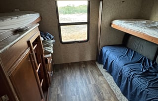 Luxury Bunkhouse Camper – Pet & Family Friendly