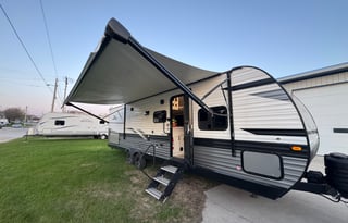 Fully Loaded NE Wisconsin Camper-Sleeps up to 10