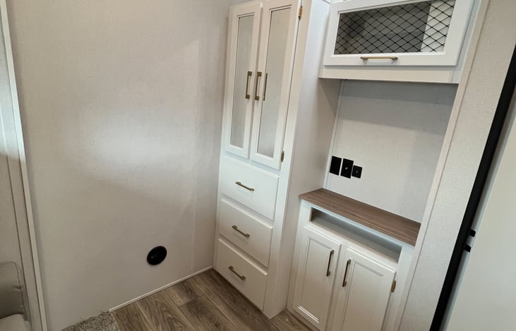 Middle bedroom closet & drawer space.