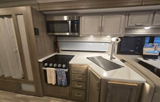 The Phoenix, 2026 Thor Motor Coach Omni TRAIL R36
