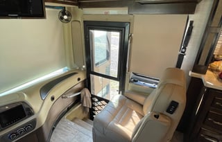 RV Sleeps 8 with 2 Bunks - Unlimted Generator Use