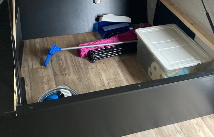 With the queen bed on hydraulics there's need to go outside when its raining or cold to reach stowed gear.