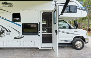 "Sunny"-Super fun and roomy Sunseeker RV