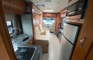 2017 Leisure Travel Unity U24MB