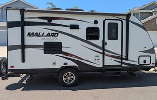 Easy to hard shell camper trailer for 5