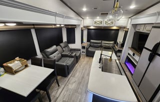 Pet Friendly Full Service Luxury 2 Bedroom RV