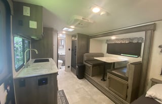 Sleeps 6 Outdoor kitchen Smart TV and SUV towable!