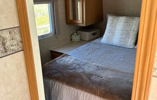 Large Camper - Vacation Ready/Full of Amenities