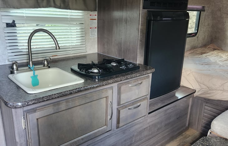 Wake up, brew your coffee, and enjoy breakfast wherever you park with this fully loaded tidy little kitchen makes life on the road effortless.