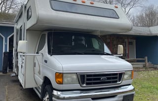 Adventure Awaits in This 2004 Thor Motor Coach!!