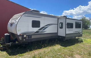 Glamping Haven: 2 Bdrms, Cozy Fire & Paws Welcome!