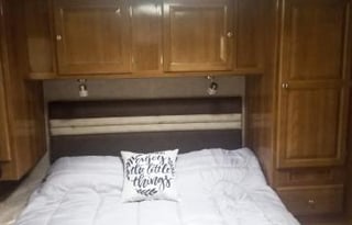 This Classy Class C is Clean, Comfortable & Cozy!