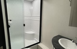 28' 2022 Tracer Bunkhouse - Sleeps 6 + 2 Children