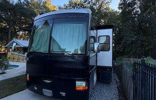 Beautiful Class A Fleetwood Discovery 39L -Fun for the family