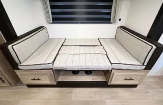 Bunkhouse RV Rental | Sleeps 8 | Outdoor Kitchen