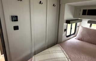 Luxury & Comfort 5th Wheel– Perfect for Adventures