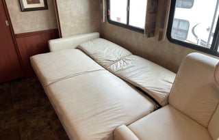 Winnebago Vista 35F (2 toilets / 1.5 bath)