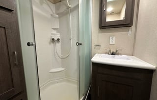 Spacious & Stylish Travel Trailer - Sleeps 5!