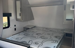 24 Flying Dutchman – Sleeps 8 l Bunks l Delivery