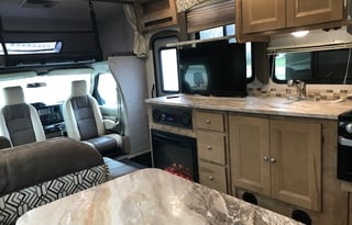 32ft Class C w/Outdoor Kitchen, all items included