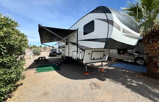 Modern Fifth Wheel – Your Home on the Road