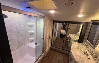 The Eagle Retreat – Luxury Jayco Eagle King Suite