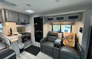 2025 28ft Coachmen 26DS - Sleeps 6