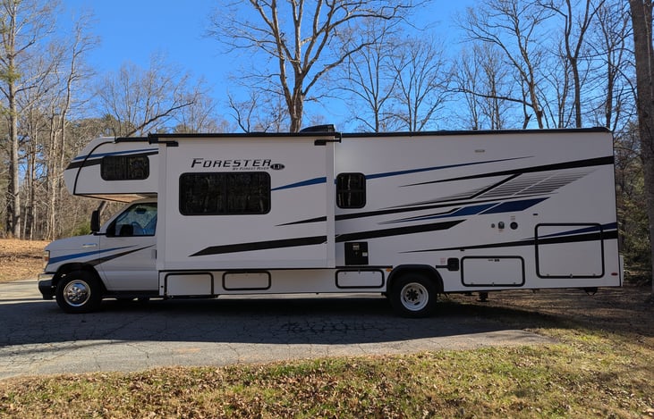 Ultimate family RV! This 2023 Forester features a unique Kid’s Zone bunkhouse, sleeps 8, and modern luxury. Spacious, easy to drive, and perfect for big groups. Book your dream adventure today!
