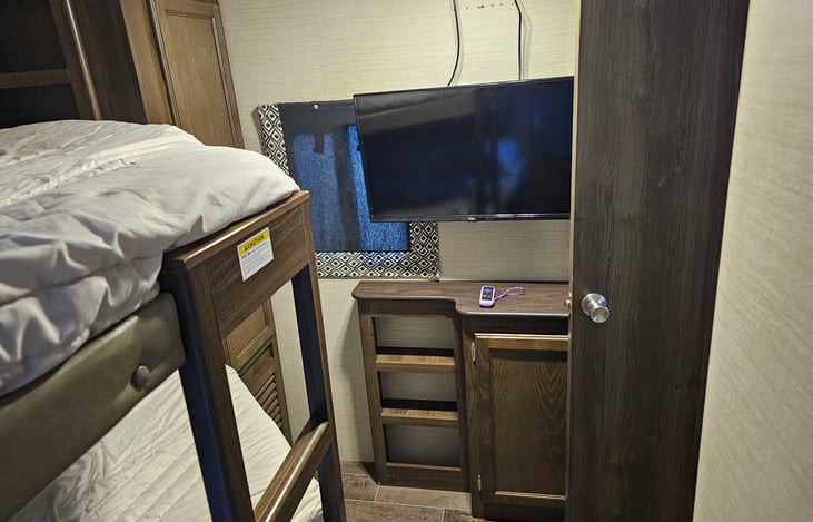 Rear double bunks. Weight rating of 300 pounds on the top bunk and Roku TV.