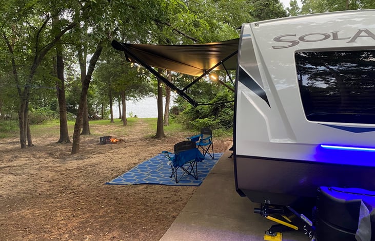 There is a fun blue light for nighttime.