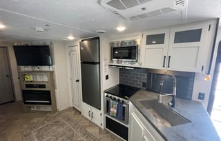 Glamping Haven: 2 Bdrms, Cozy Fire & Paws Welcome!